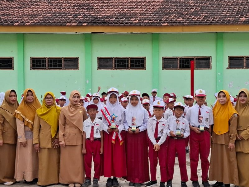 pemberian hadiah lomba untuk siswa yang berprestasi